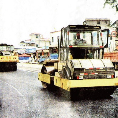 壓路機修復震區(qū)公路立功勞