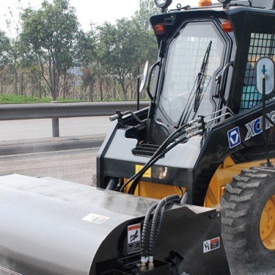 滑移式裝載機在公路施工